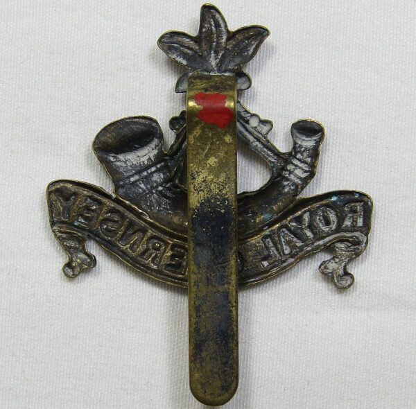 WWI Royal Guernsey Cap Badge - Image 2