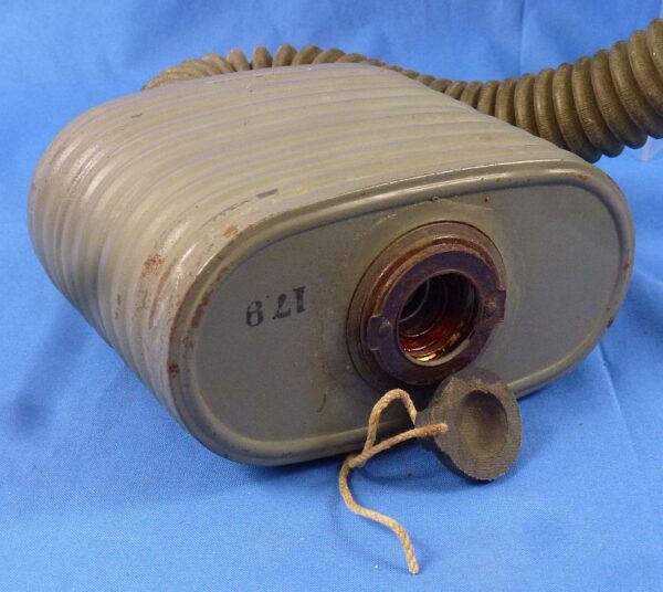 Rare WWII Japanese Navy Gas Mask in Carrying Bag - Image 5