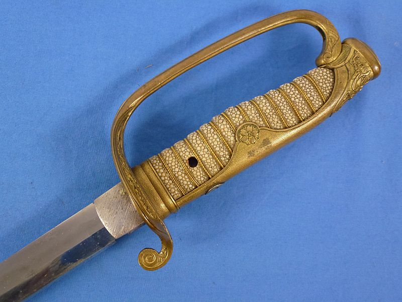 Japanese Meiji Period Kyu Gunto Sword with Old Family Blade and Mons Crest - Image 6
