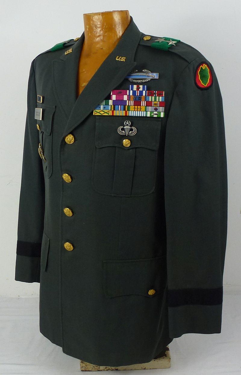 The Uniform of U.S. Army Major General James Francis Cochran III - Image 3