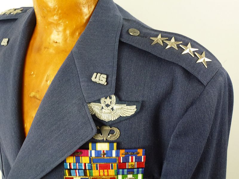 The Uniform of Air Force General Andrew P. Iosue - Image 4