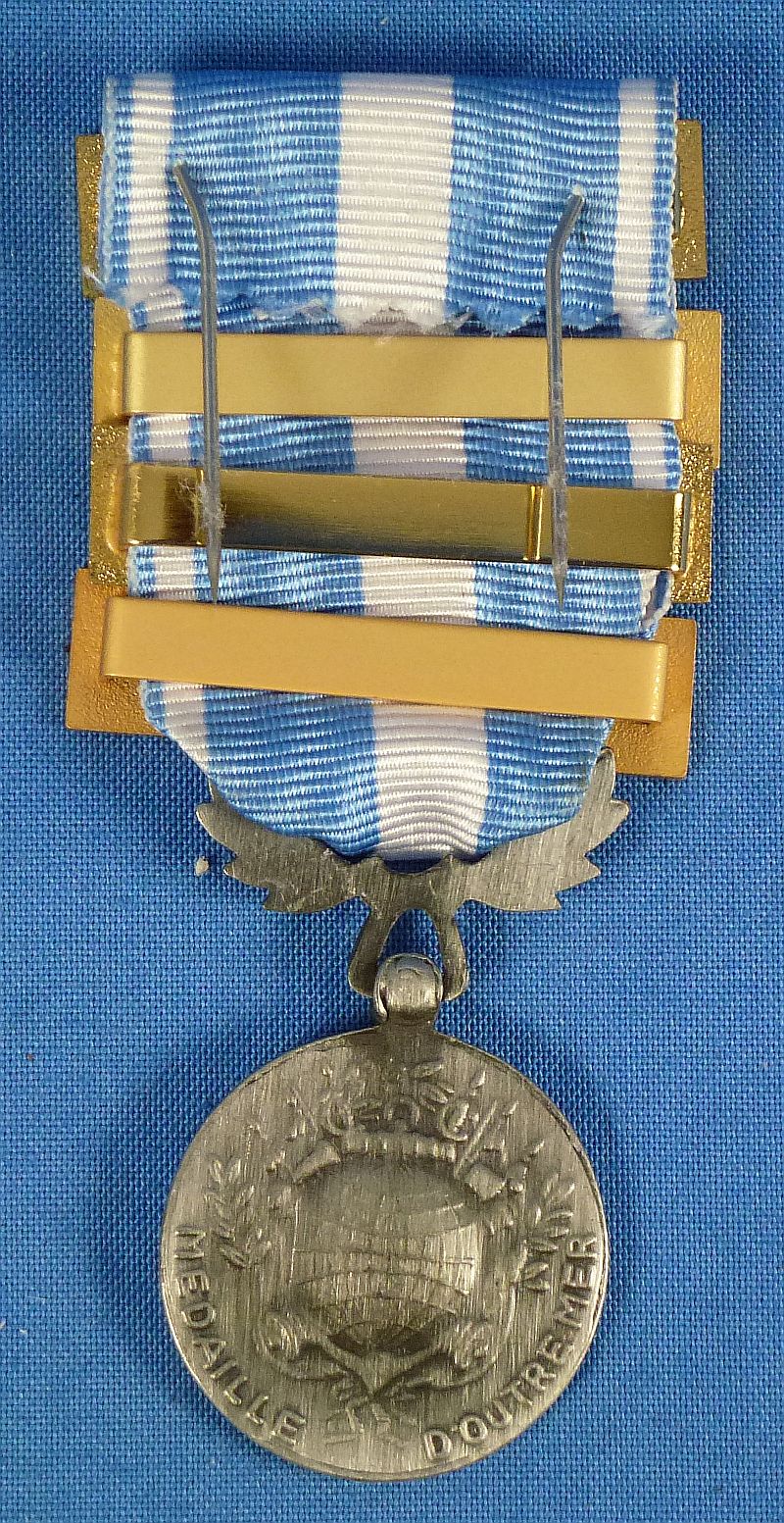 French Overseas Medal with Bars "Moyen-Orient" (Middle East), "Tchad" (Chad), "Somalie" (Somalia), and "Rwanda" - Image 2