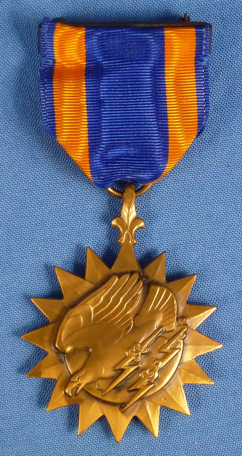 Cased WWII Air Medal with a Full Wrap Brooch Suspension - Image 2