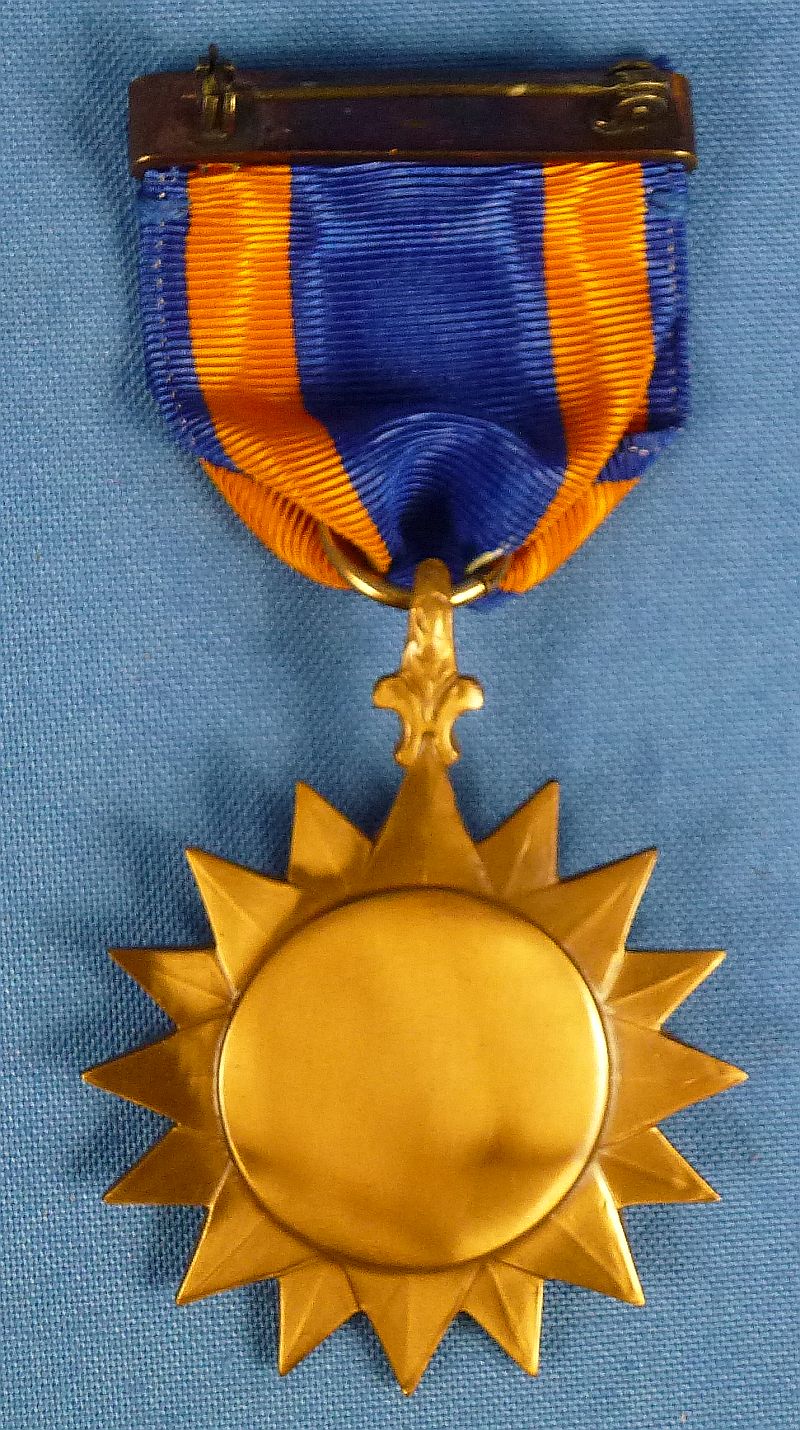 Cased WWII Air Medal with a Full Wrap Brooch Suspension - Image 3