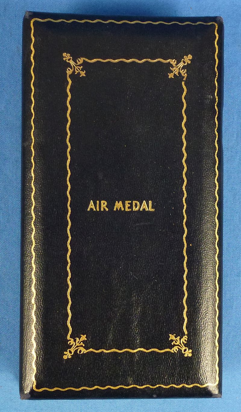 Cased WWII Air Medal with a Full Wrap Brooch Suspension - Image 4
