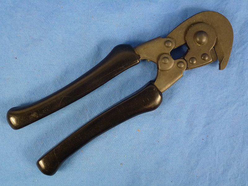 1944 Dated Wire Cutters in Carrying Pouch - Image 2