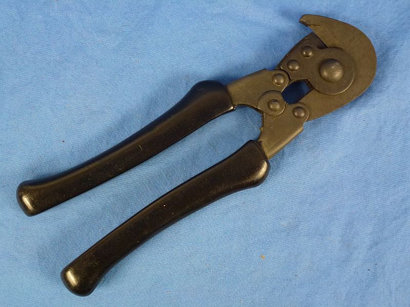 1944 Dated Wire Cutters in Carrying Pouch - Image 3