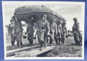 Waffen SS Mit dem Flossack zum Fluss Postcard