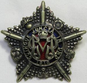 Uncommon WWI British Machine Gun Guards Officer's Cap Badge