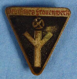 Deutsches Frauenwerk Badge RZM M1/100